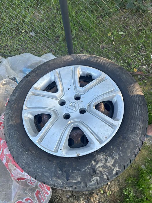 vand 4 anvelope dacia logan