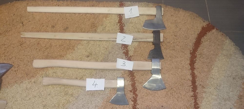 Topoare de vânzare