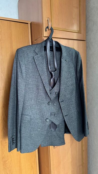 Продам Мужской Костюм