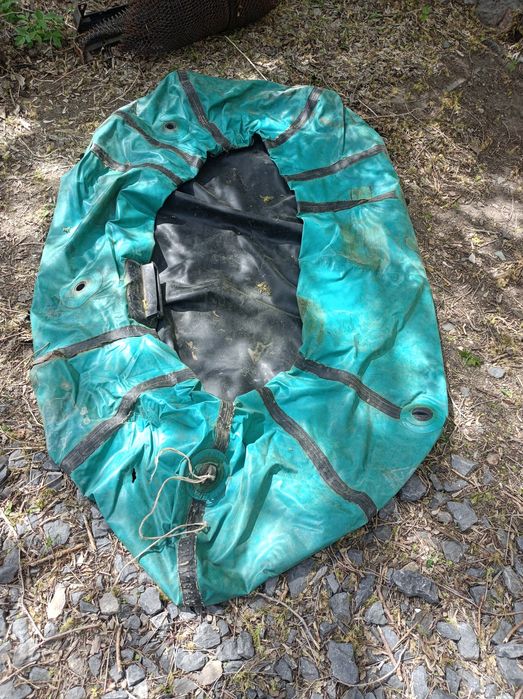 Резиновая лодка с веслами