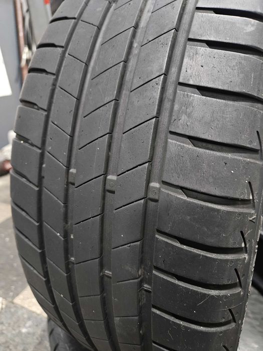 2бр 215/45/17 BRIDGESTONE 6,8мм грайфер дот:4220 - - -