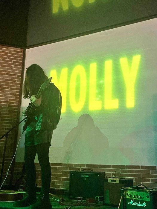 Уроки вокала, игры на гитаре и барабанах