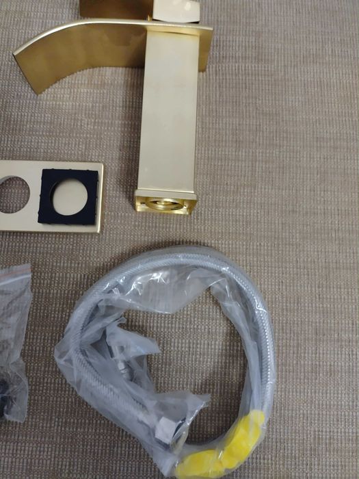 Baterie Chiuvetă Aurie Cascadă – Monocomandă, Oțel Inoxidabil