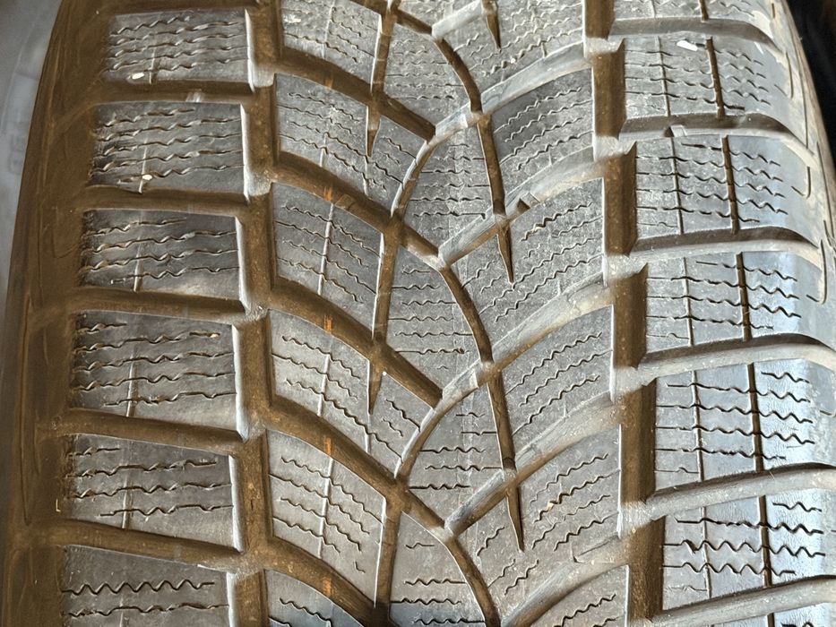 2 anvelope iarnă Goodyear UltraGrip Performance 225/60 R18 104V M+S SUV