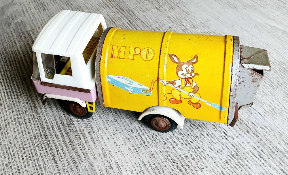 Старо ламаринено камионче