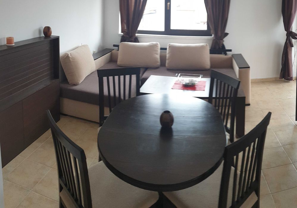 Разтегателна кръгла маса с 4 стола. Лично предаване от Свети Влас