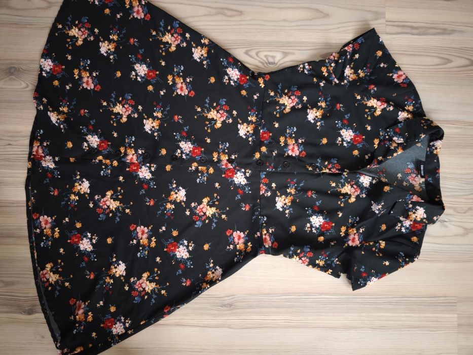 Рокли размер М по 6 евро за брой