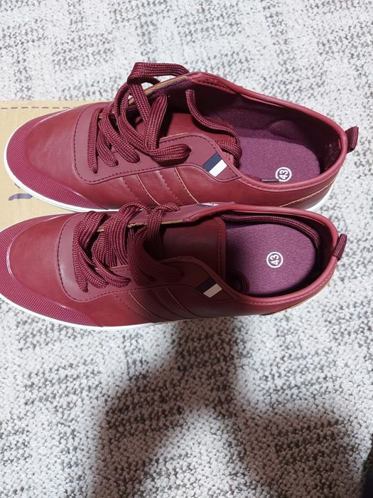 Vind 2 perechi adidasi