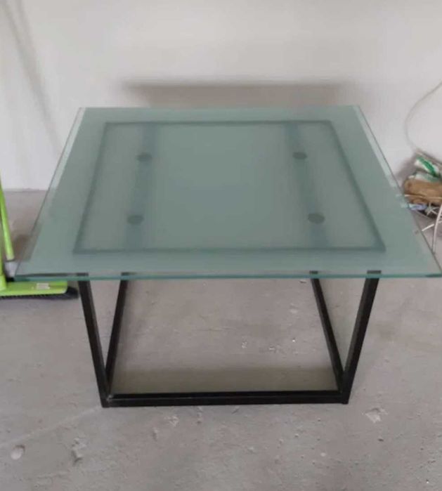 Masa blat sticla cadru metal pret 250 lei