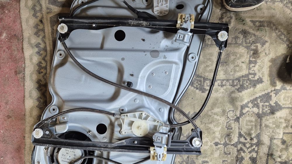 Механизми Стъклоповдигач за VW тоаран 2003- 2010г