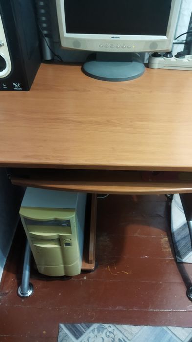 Продам компьютерный стол
