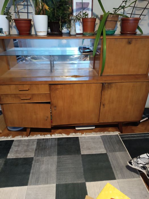 Бюфет с витрина и шкафове