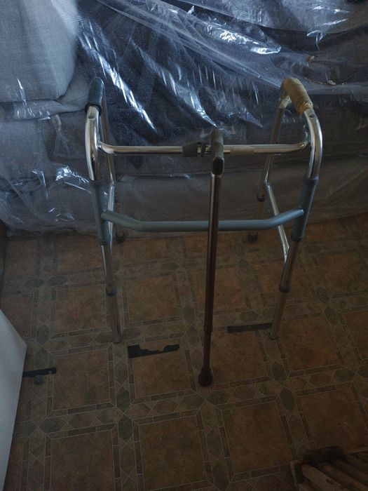 Ходунки и клюшка в подарок