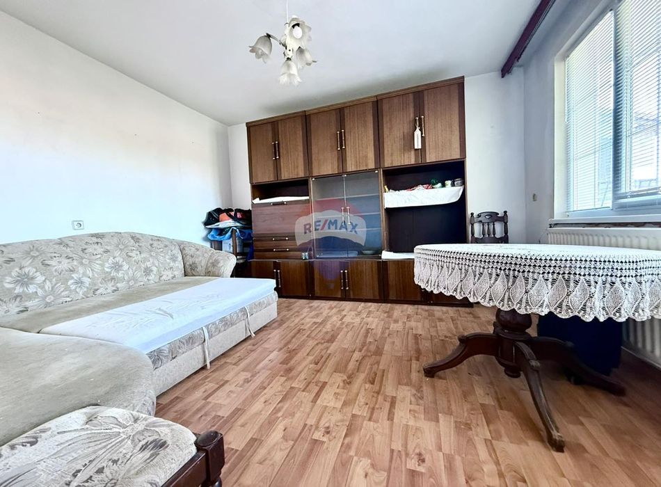 Градска къща с четири спални, двор, гараж, ГАЗ за продажба, гр. Генер