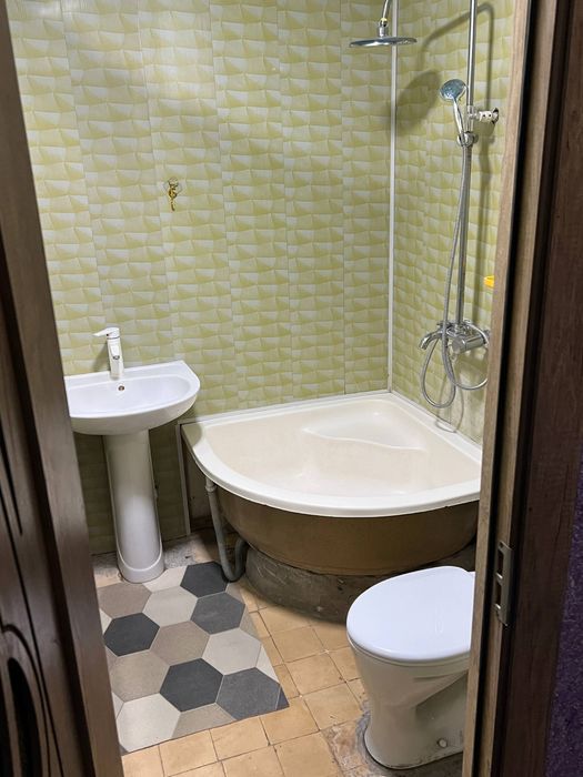 2 xonali kvartira sotiladi