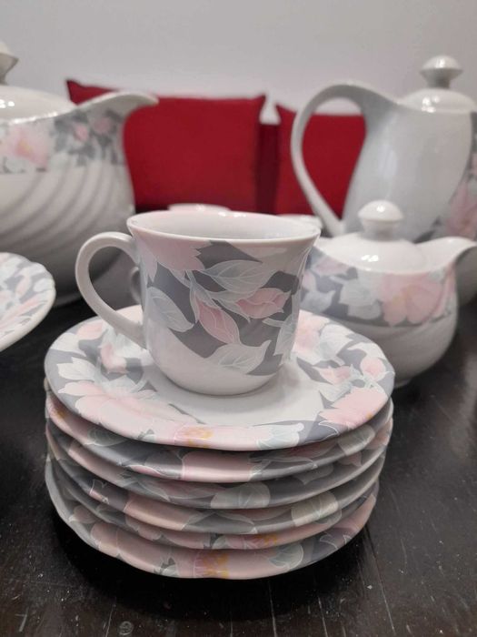 Голям ретро порцеланов сервиз за хранене, чай и кафе