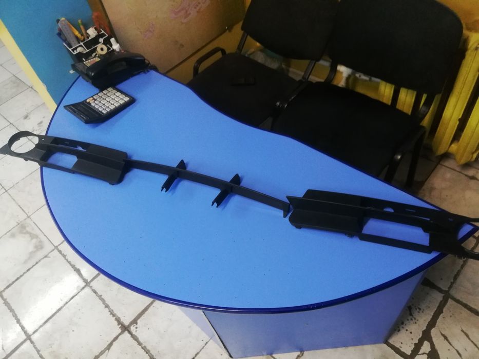 На БМВ  Е 60 Пластик на Передний Бампер