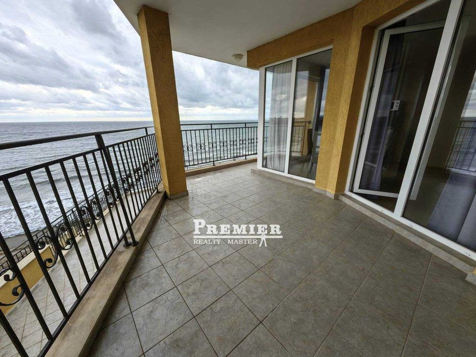 Тристаен апартамент в Ахелой, в комплекс на първа линия