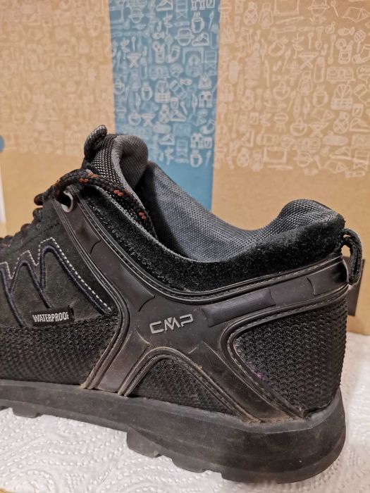 Продавам мъжки туристически обувки CMP