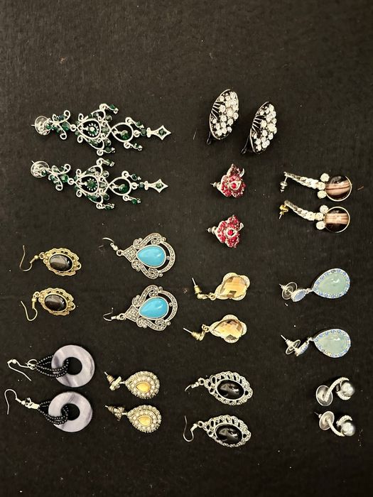 Серьги бижутерия по 1000 т за штуку