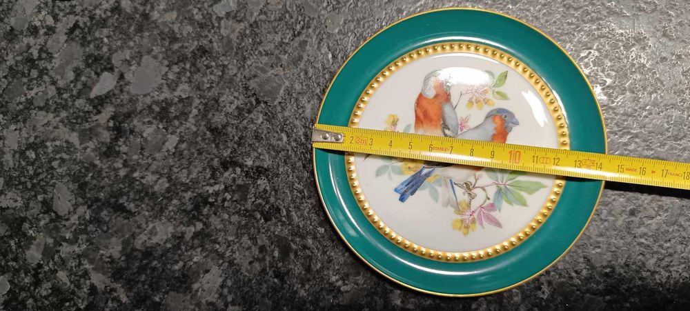 Колекция от ръчно рисувани с позлатени краища чинии