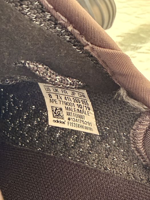Yeezy 350 noi cu etichete