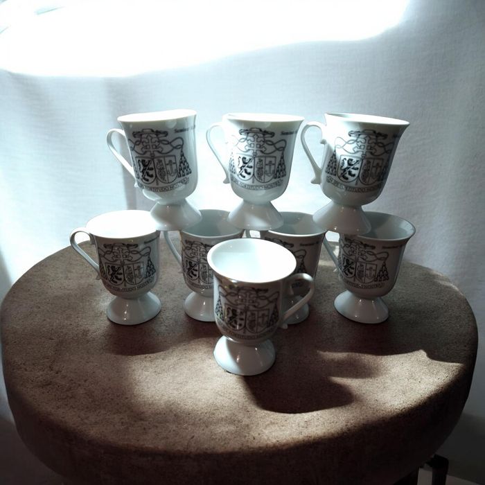 Set 8 Căni de Colecție din Porțelan – Stemă Ecleziastică și Motto Lati