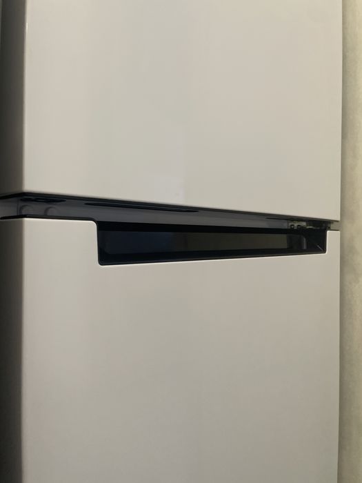 Продам Холодильник Indesit белый