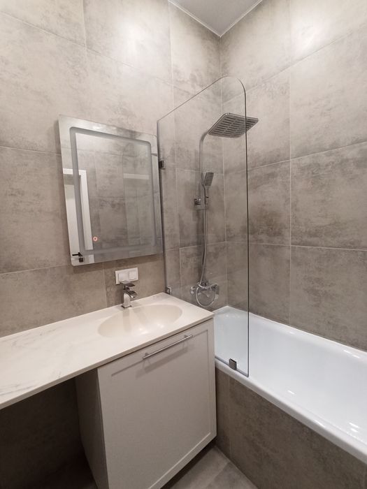 Стеклянная шторка на ванну. Шторка из стекла