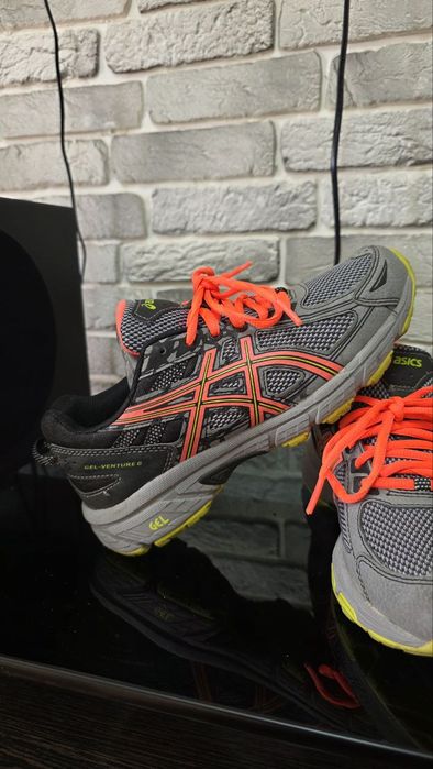 Оригинальные кроссы ASICS