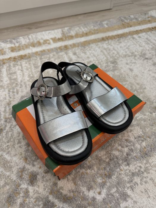 Продается детская обувь