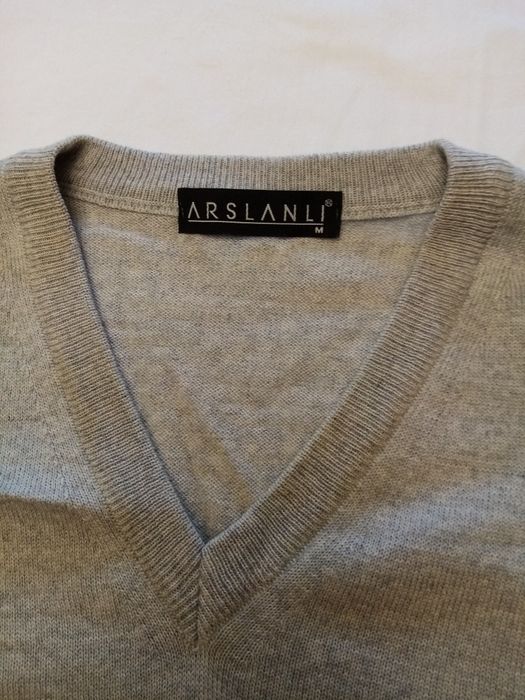 Vestă culoarea gri.