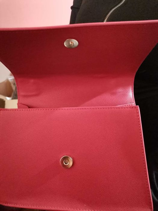 Нова червена чантичка