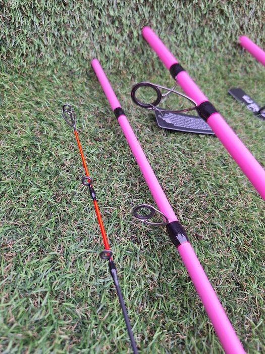 Set 2 Feedere FL BLACK FORCE Pink 3.90 Actiune 60-180 + 2 Mulinete FL