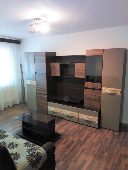 Închiriez apartament 3 camere în zona centrala,vis a vis de Unicredit