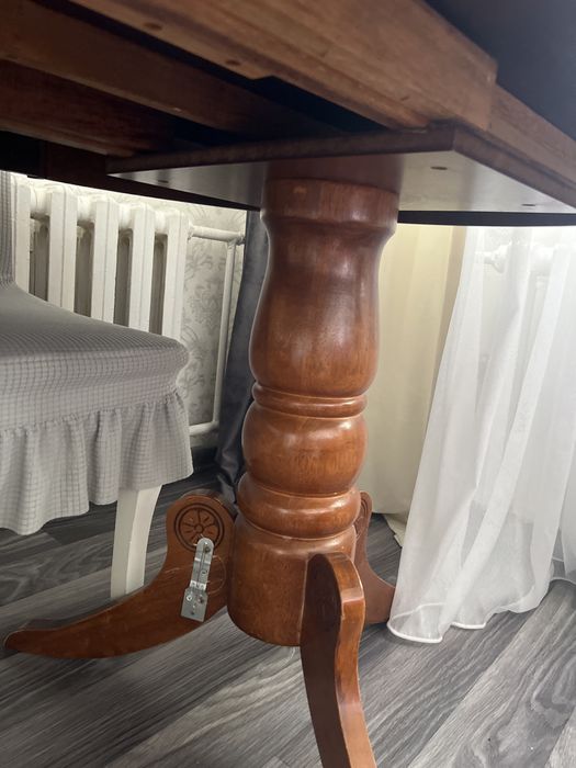 Продам стол в гостинную