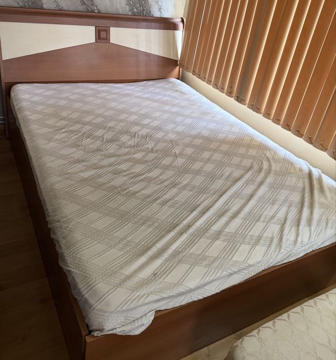 Спалня с матрак и две нощни шкафчета