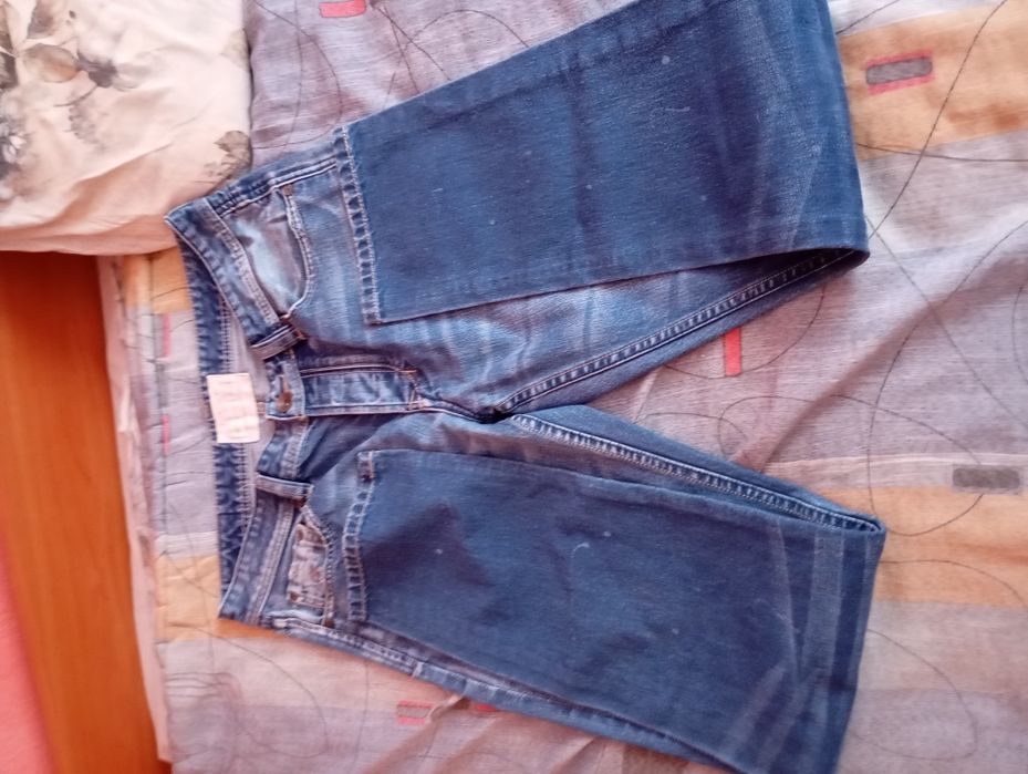 Мъжки дънки за ползване.