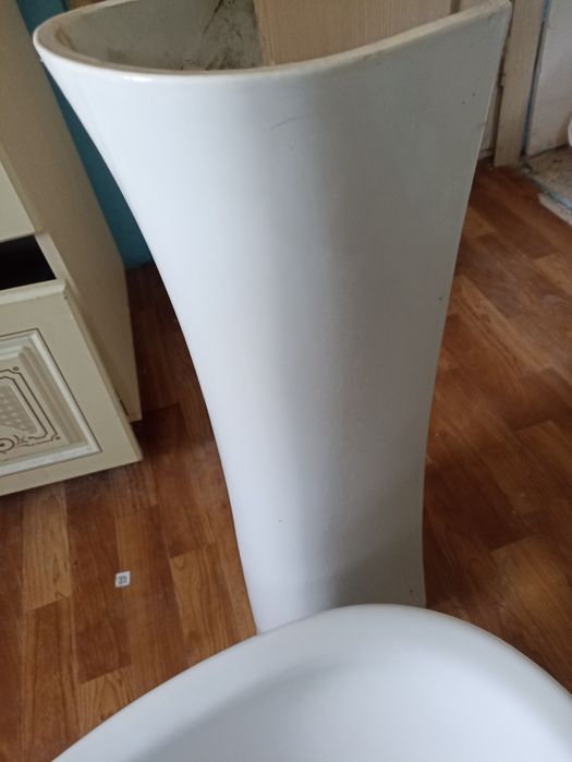 Раковину со стойкой и унитаз,  продам