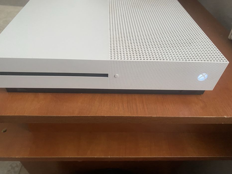 XBOX ONE S в отличном состоянии