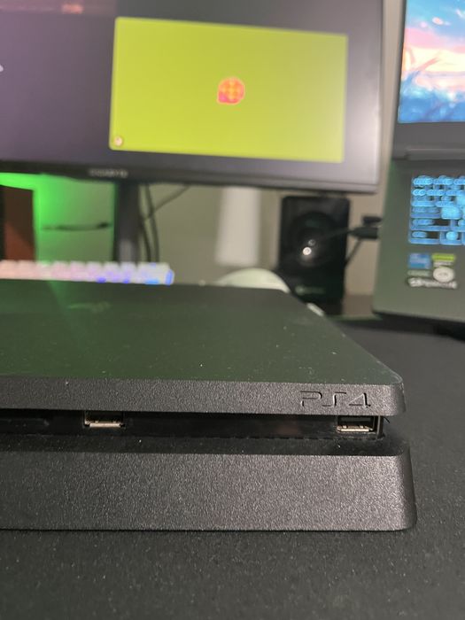 Ps 4 + volan gaming VAND SAU SCHIMB