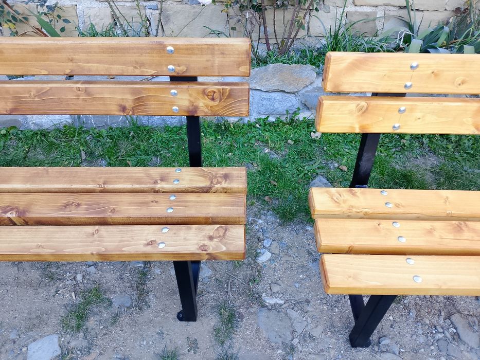 Пейка от прахово боядисан метален профил и иглолистна дървесина.