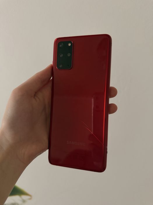 Самсунг S20+. Работает быстро и точно. На задней крышке есть трещена.