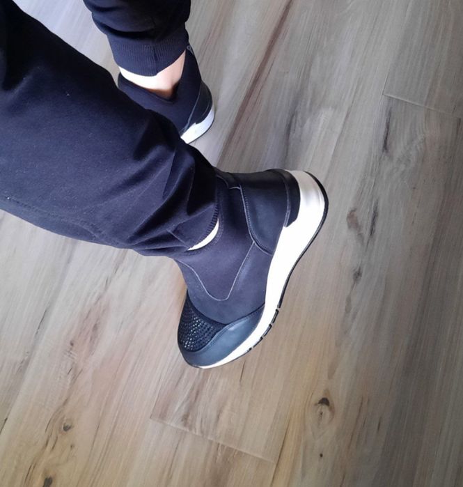 Женские скечерсы