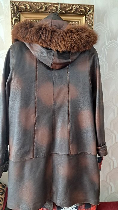 Палто от естествена кожа с естествен  пух на качулката