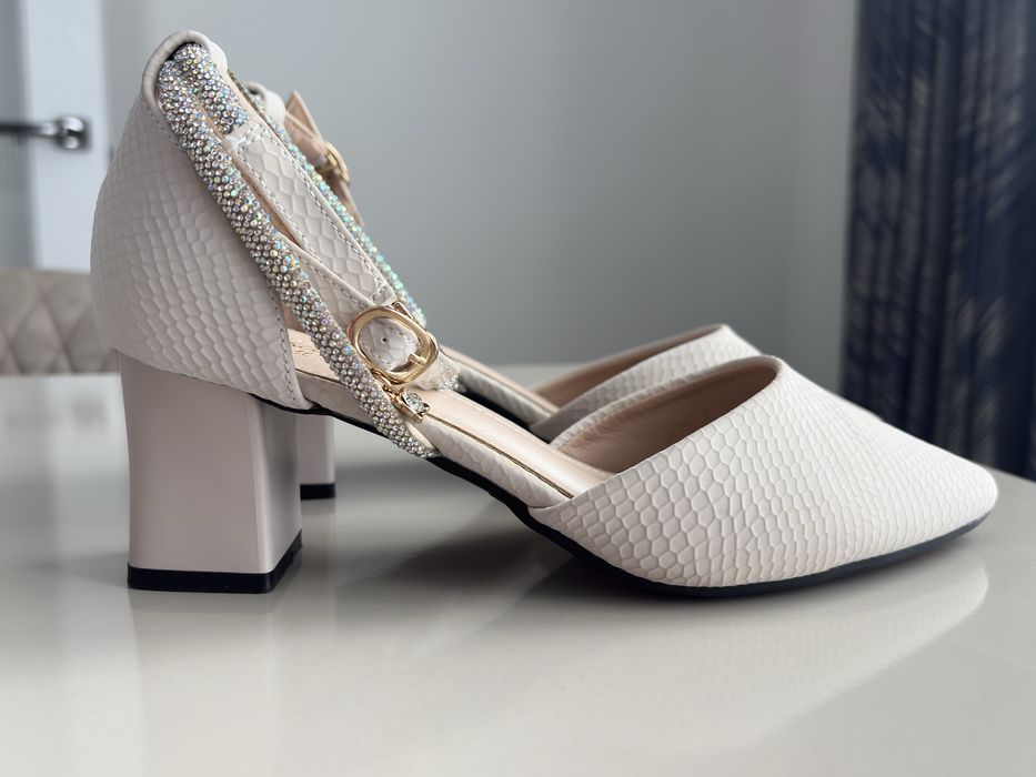 Продаю туфли белые