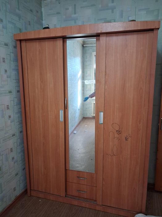 Детский шкаф-купе с зеркалом и ящиками