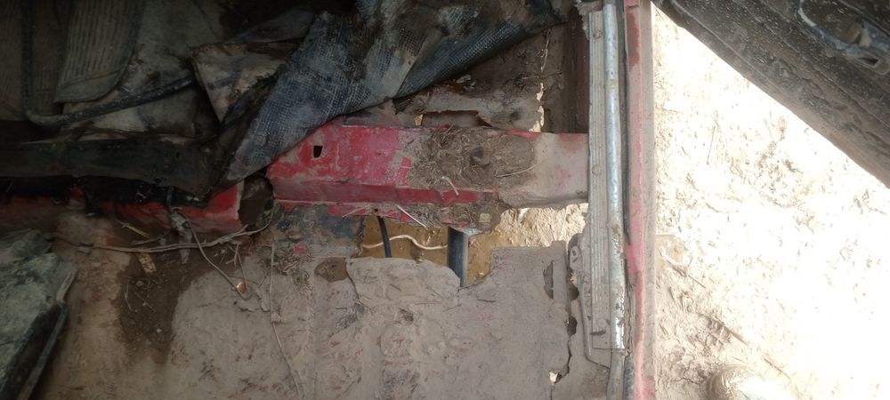 Baz 2106 sotiladi 1990 yili mator karobka most  zor