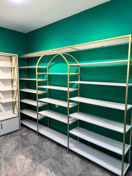 Вешалка, полки, оборудование для магазинов одежды.