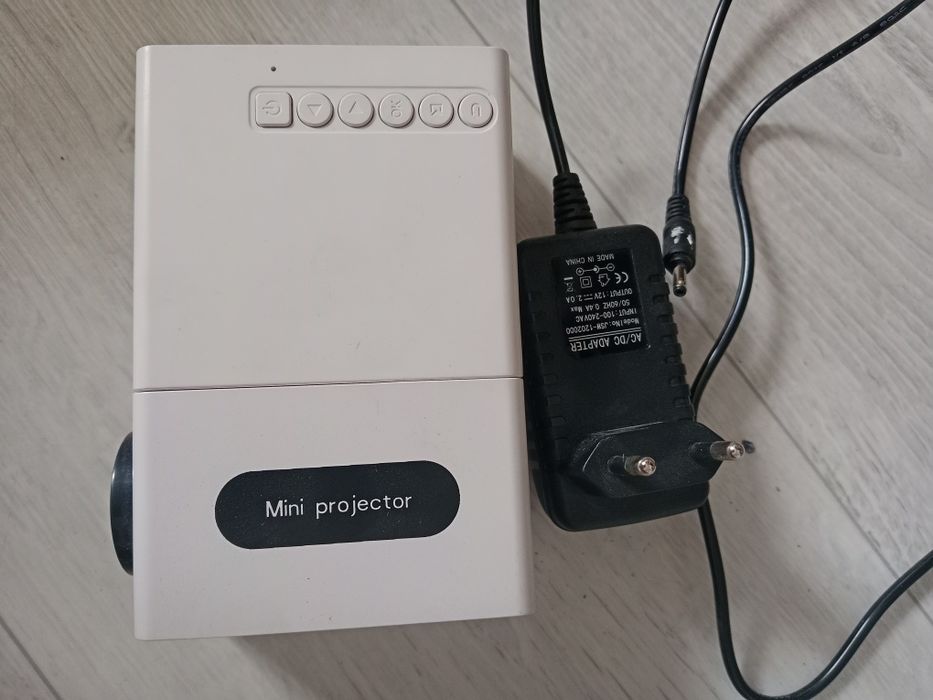 Мини проектор в хорошем состоянии